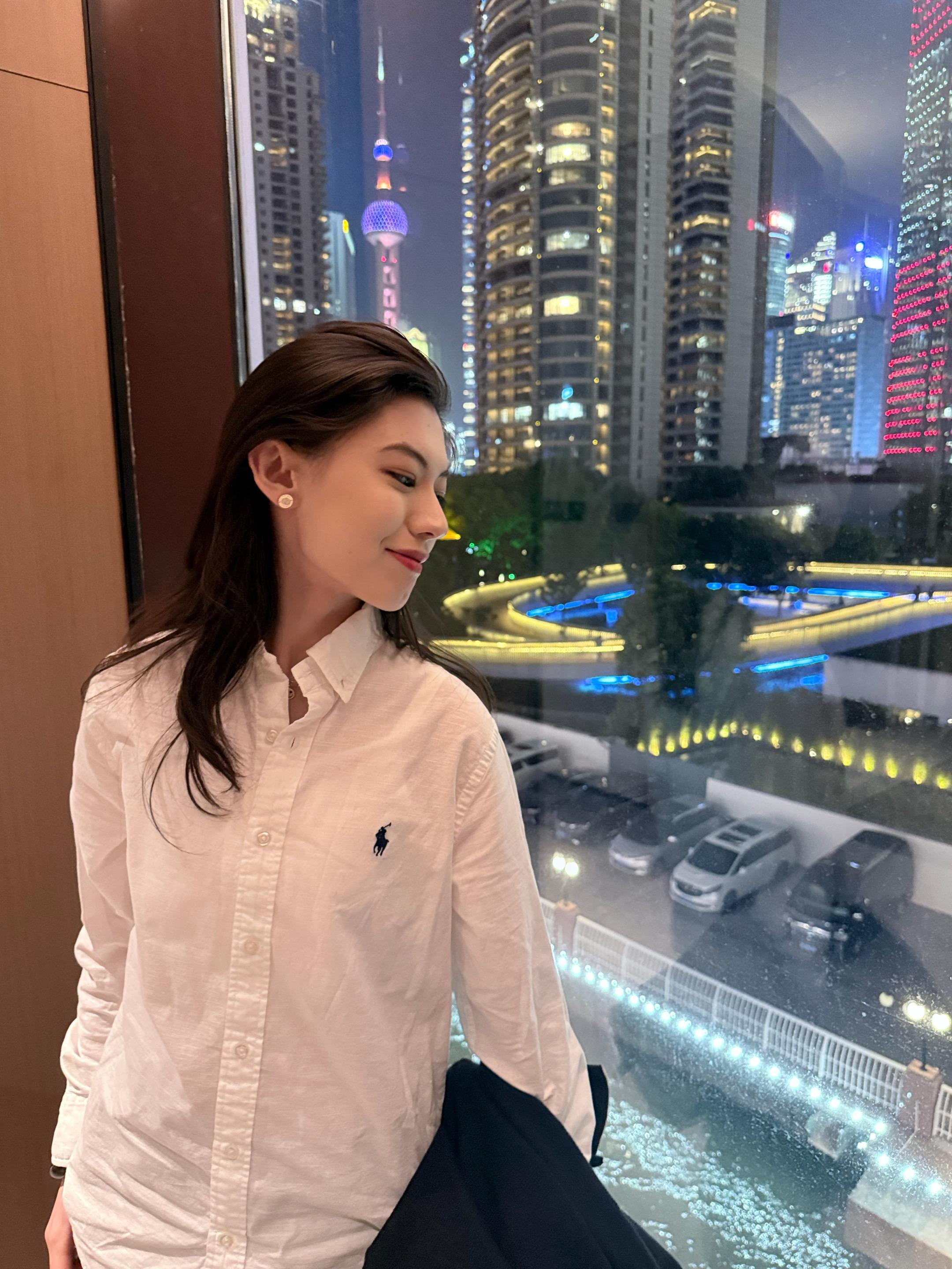 你还不明白吗 她本身就是一个真诚的人 谁和她在一起都会幸福的