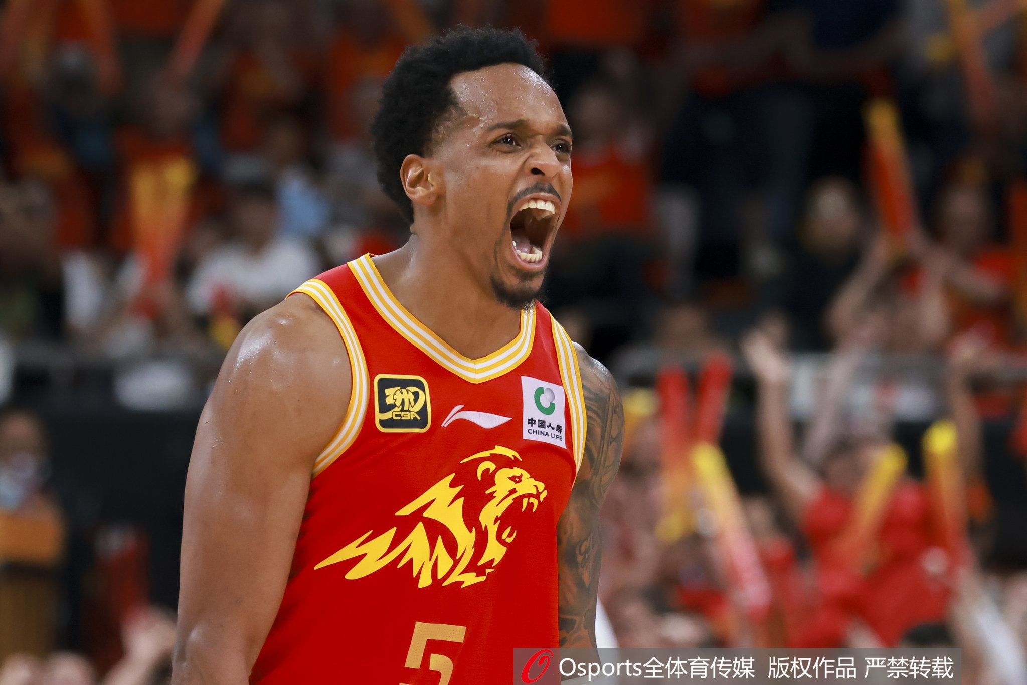 还是防不住！小巴里·布朗半场8中5砍下17分2板1助 正负值+18