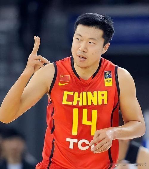 中国男篮正式抵达杭州参加接下来三国热身，而有一个熟悉的身影出现在球队当中，那就是