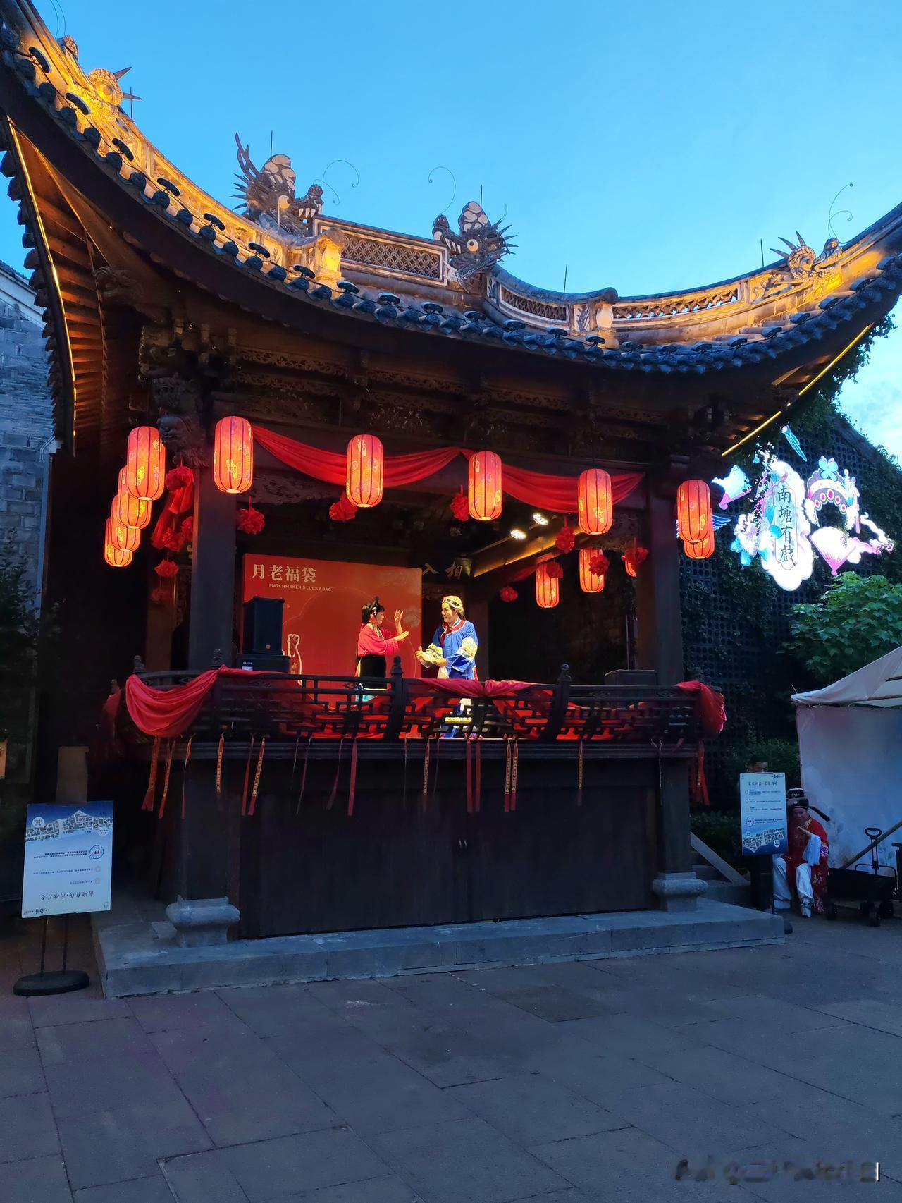 而且移动不仅助农，还赋能小微企业。在城市，移动客服24小时在线解决网络难题，营业