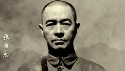 1940年，一名日本士兵在战场上，从一名中国将领身上，搜出一支派克钢笔，等看清笔