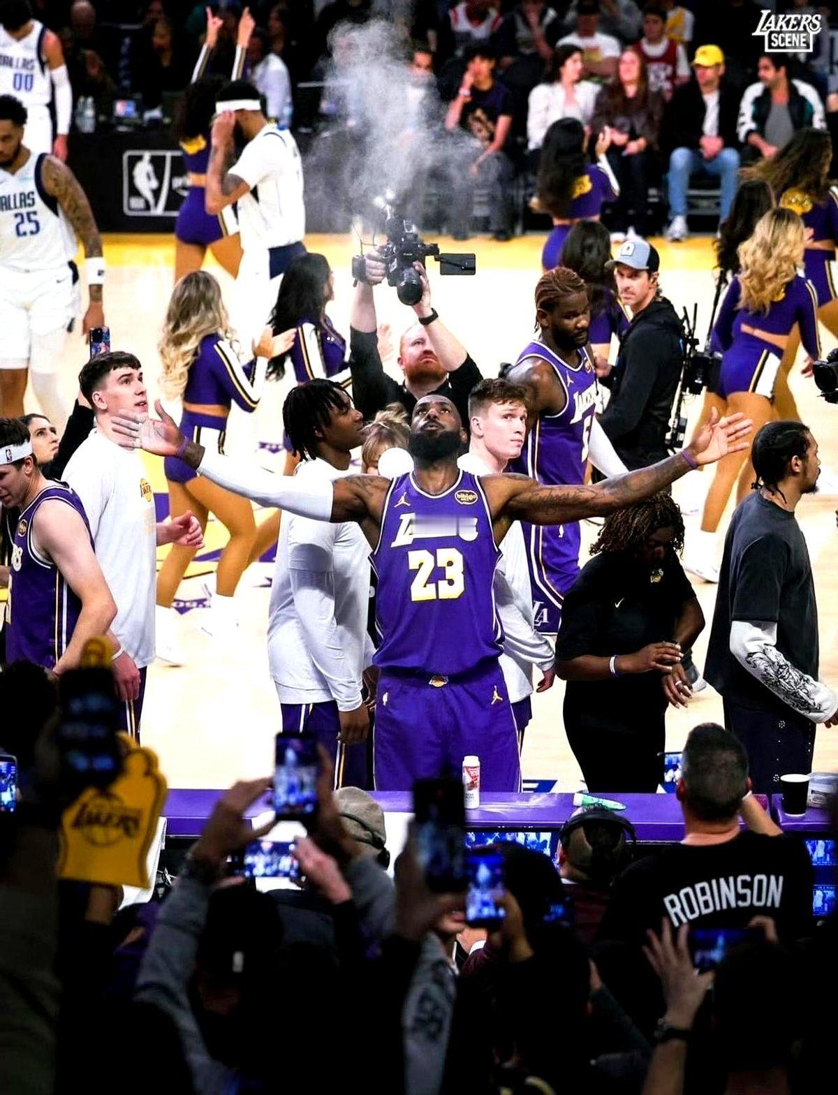 本场艾顿回归，全阵容搭配时八村明显水土不服。

他在进攻端沦为第五选择，直接影响