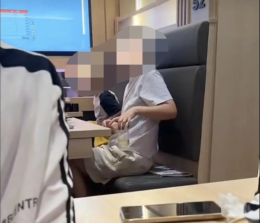 北京一女子在餐厅吃饭，邻桌小男孩想上厕所，妈妈不带去卫生间，直接拿饮料杯给孩子接