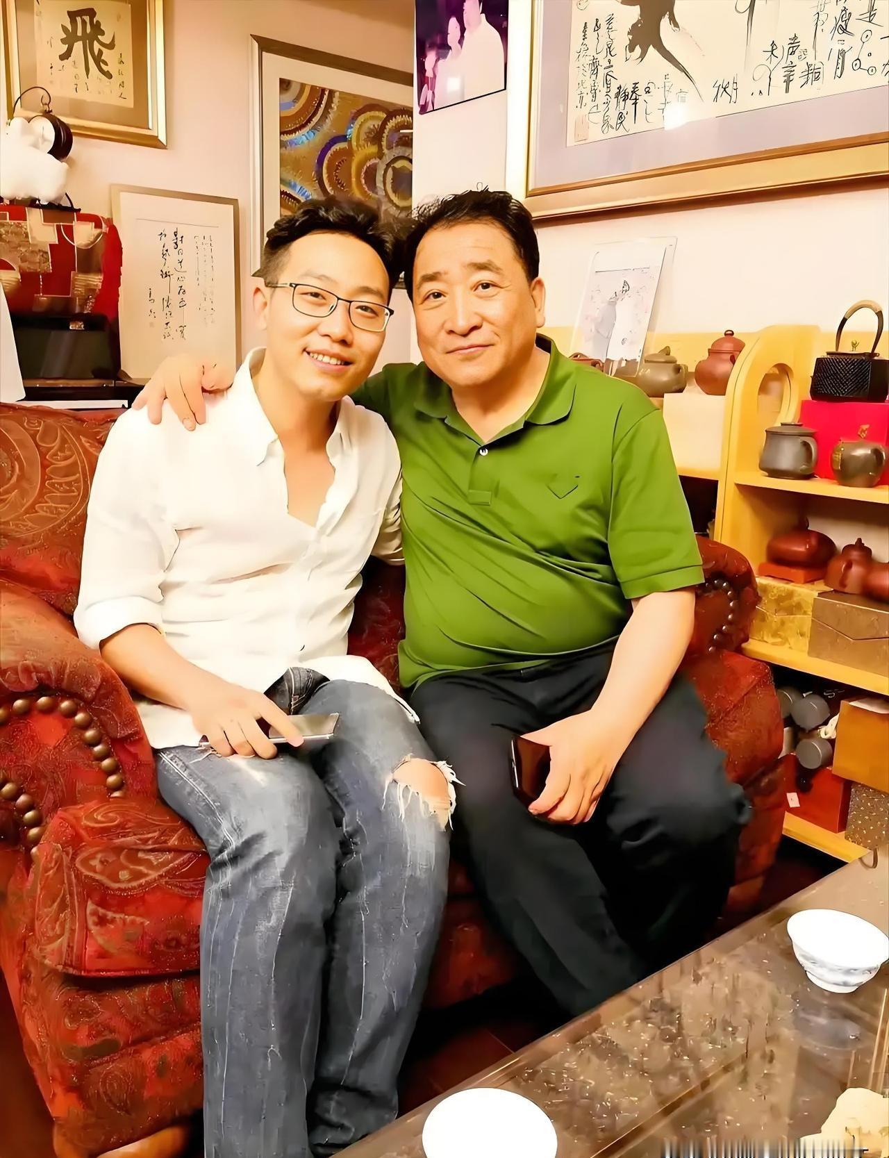 在加州的圣诞派对上唱《我和我的祖国》，这种画面本身就充满了台词。
问题从来不在那