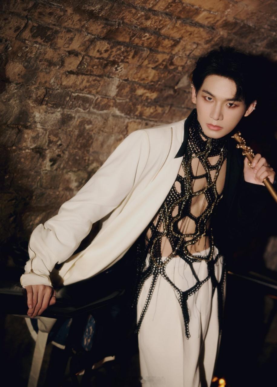 姚琛首套高定 今天在TMEA腾讯音乐娱乐盛典上不仅带来《snake》的全开麦唱跳