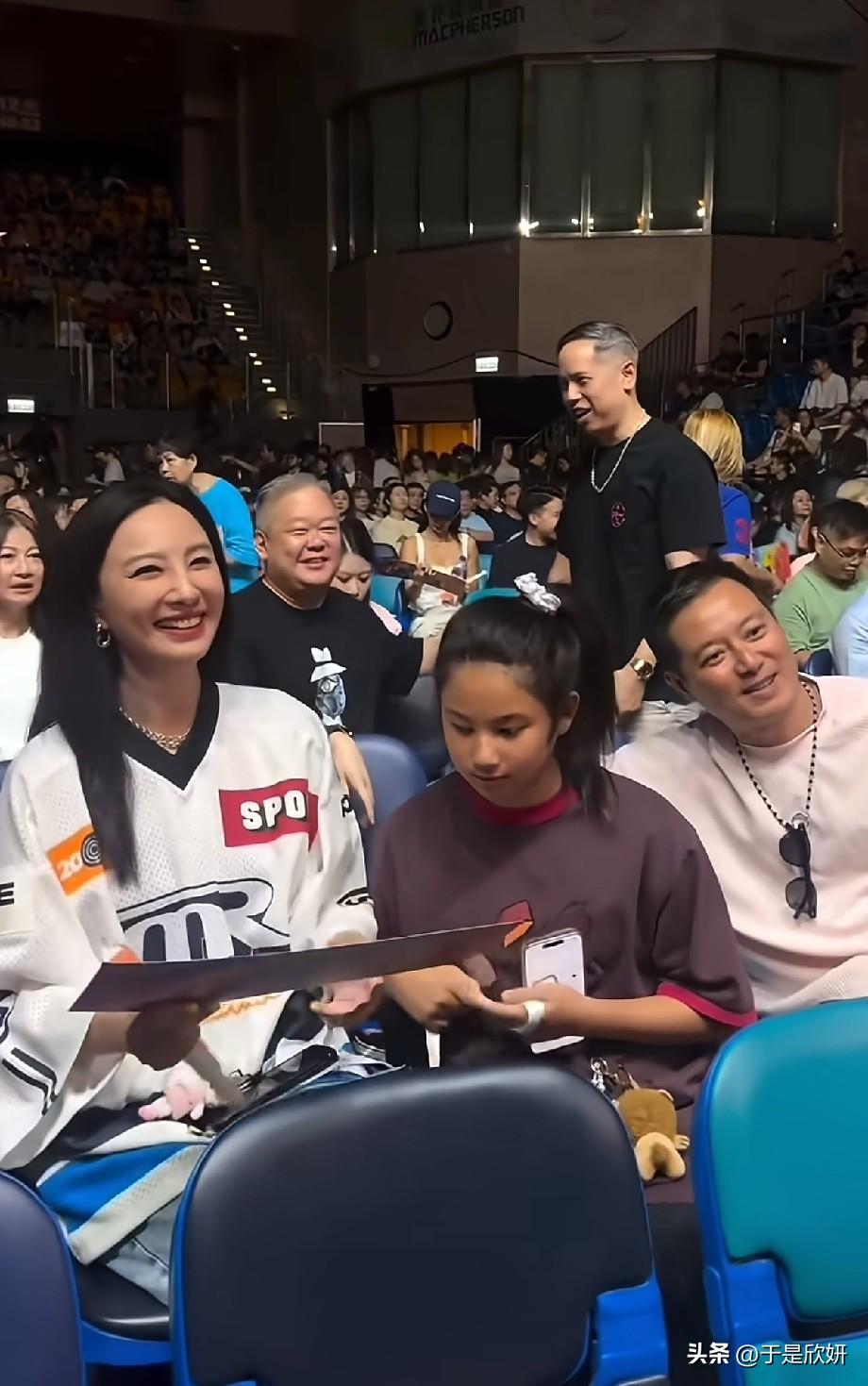 郑希怡一家三口现身演唱会！同框状态松弛，网友感慨依旧有爱
 
郑希怡一家三口被网