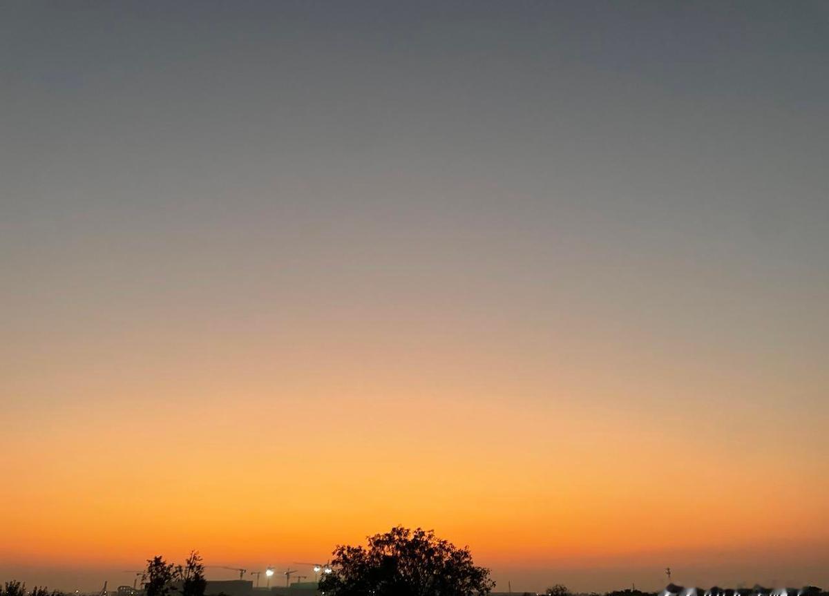 职场变了，人走了，茶就凉了。
别天真以为关系铁就能一直待下去。
变的是岗位，不变