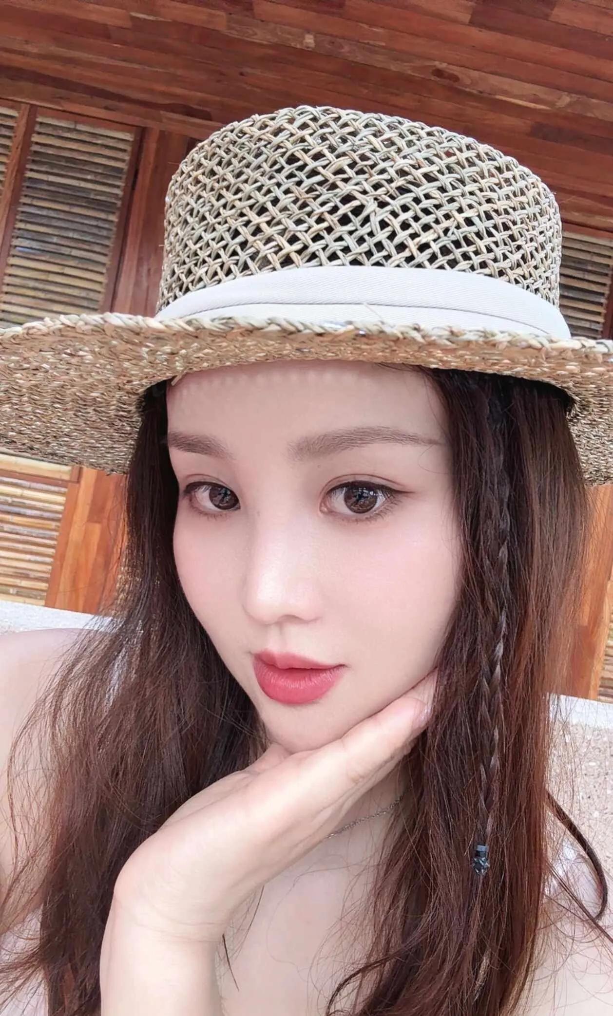 夏日海边度假，草帽配长辫，清凉又时尚！🌞👒💄