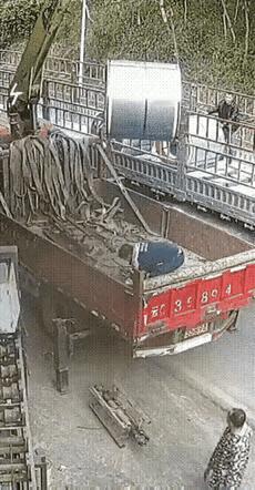 吊臂下面不站人，生与死在毫厘之间