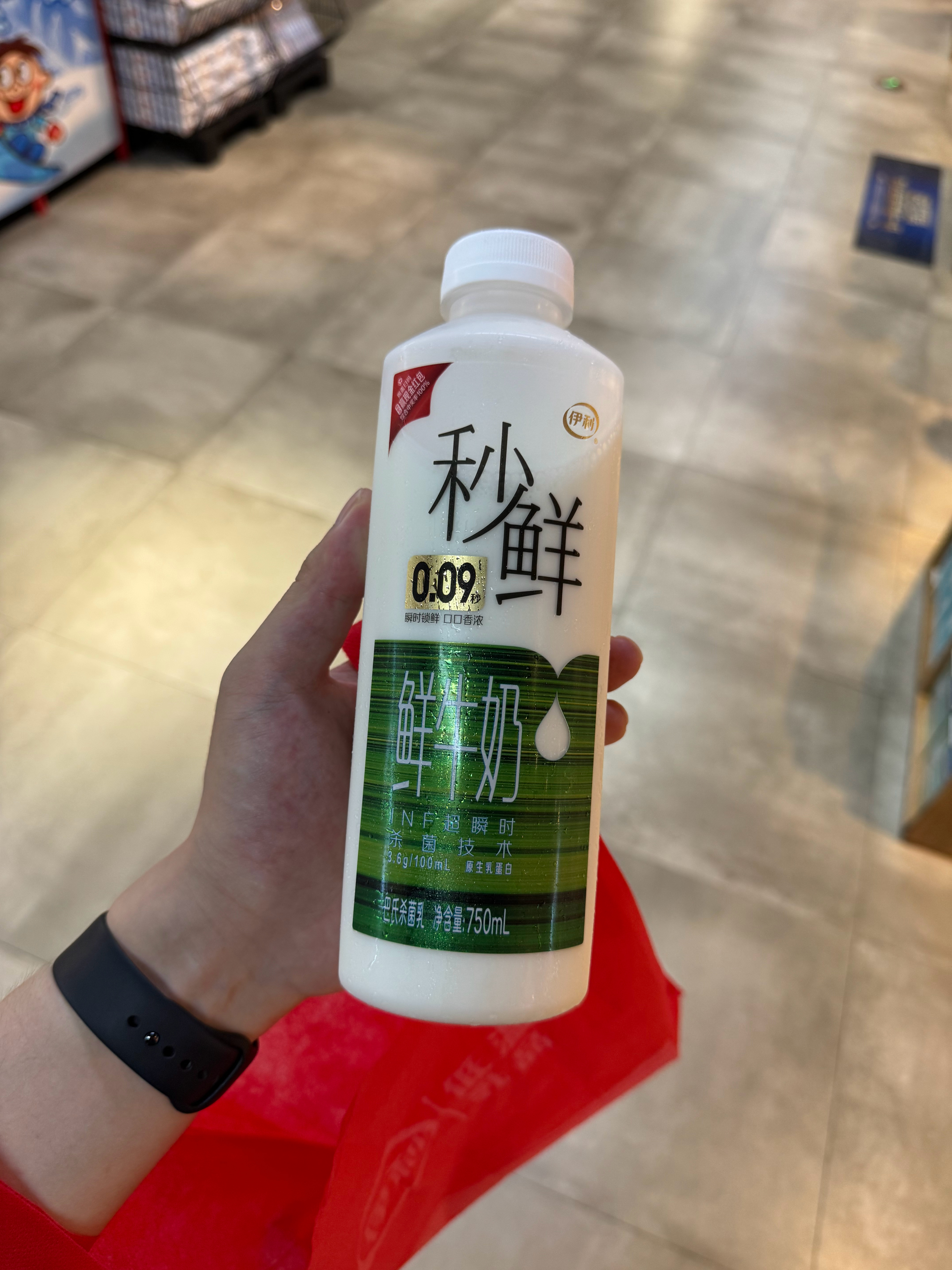传统超市逛着真没劲，别说同龄人了，连老年人都没几个，整个超市空荡荡的。逛了半个小