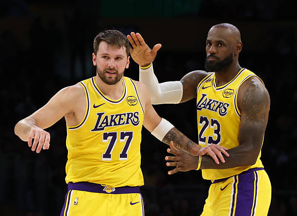 Dave：詹姆斯身边的消息人士告诉ESPN，“勒布朗很愿意和东契奇搭档。”球队希