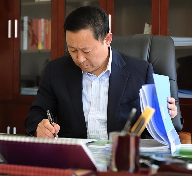 他自1992年确诊白血病，与重病抗争三十余年，多次病危、数次昏倒在工作岗位，常年
