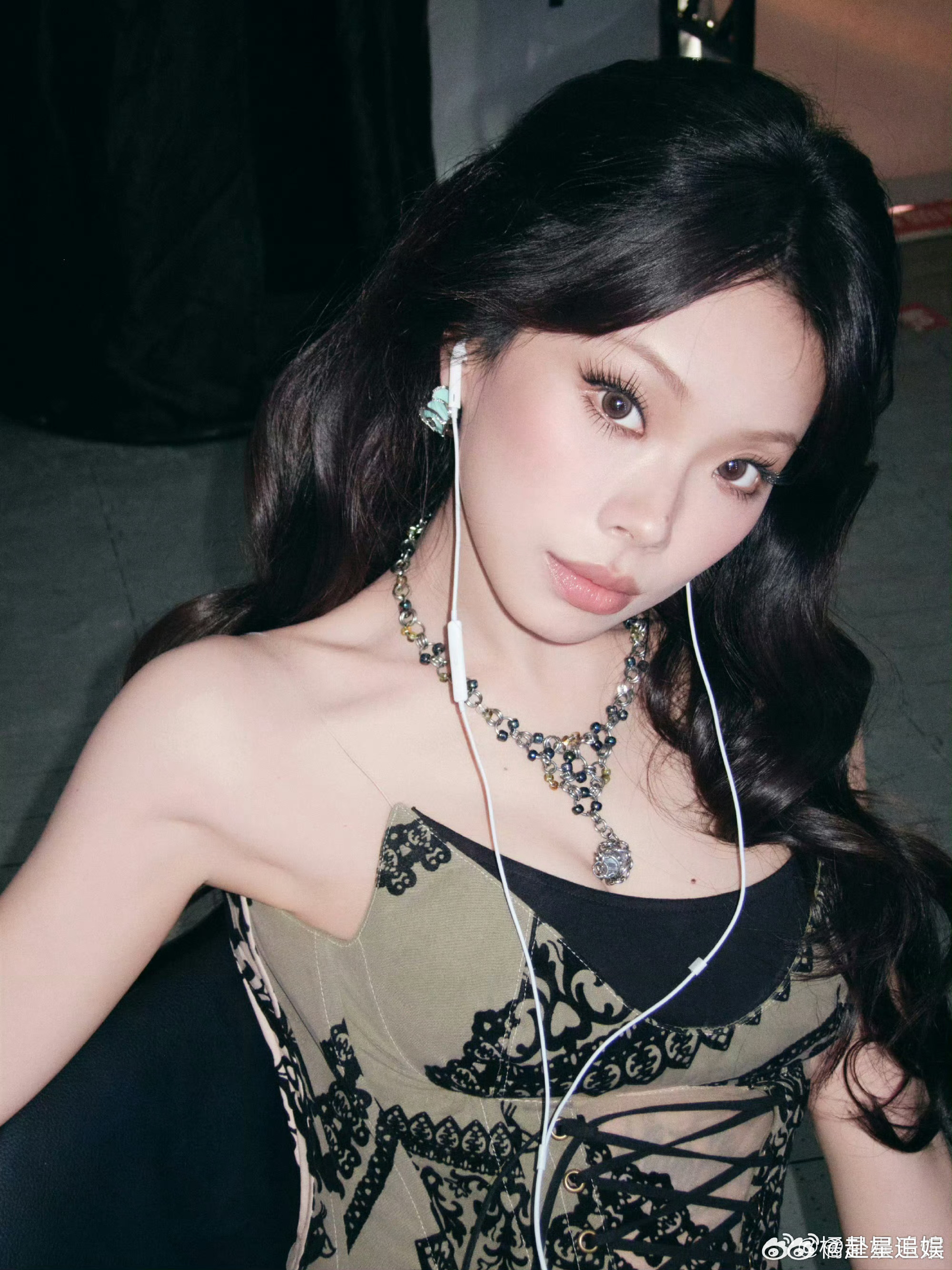 万妮达候场咔嚓万妮达后场照片美偏爱这种原生态的候场抓拍，没有强光滤镜修饰，后台柔