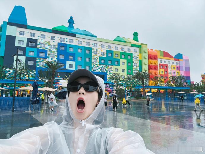 张艺凡雨中游乐园的快乐谁懂 张艺凡透明雨衣时尚感拉满张艺凡雨天游乐园状态治愈到！