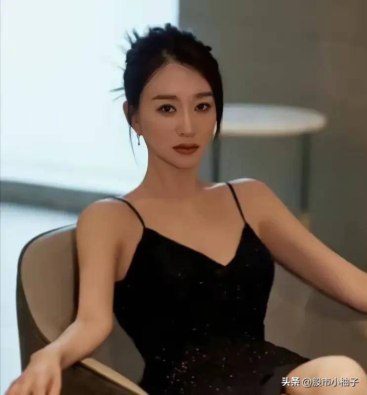 2010年，李小冉被前男友用艾滋针头抵住喉咙，吓得当场跪地求饶。对方放过了她，转