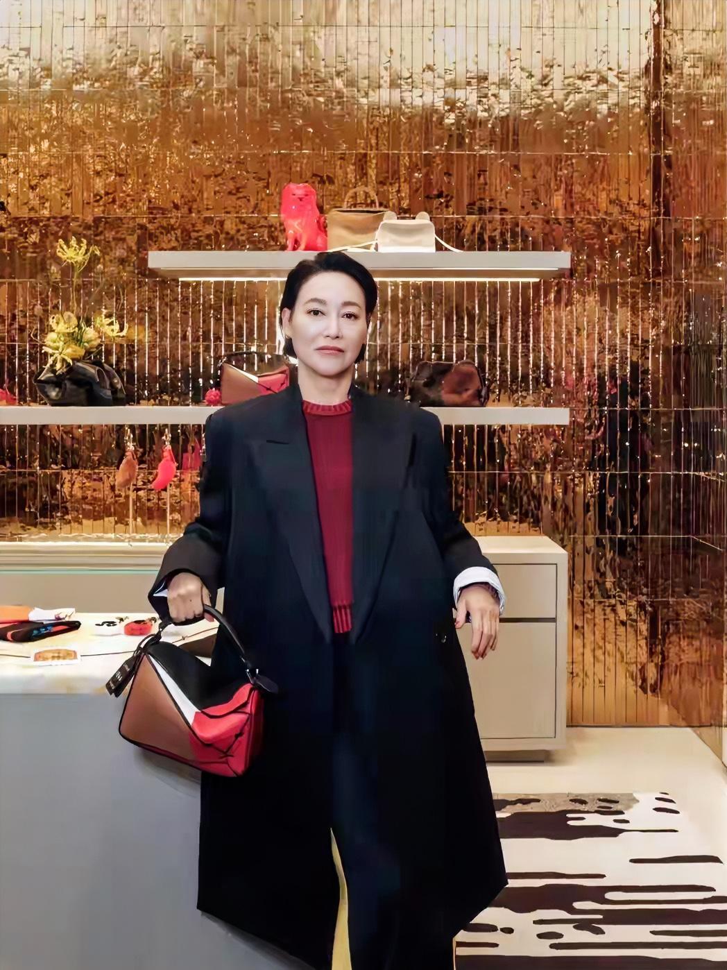 惠英红团队在巴黎被抢了。
 
不是走夜路，不是偏僻小巷。是在机场回市区的高速上，