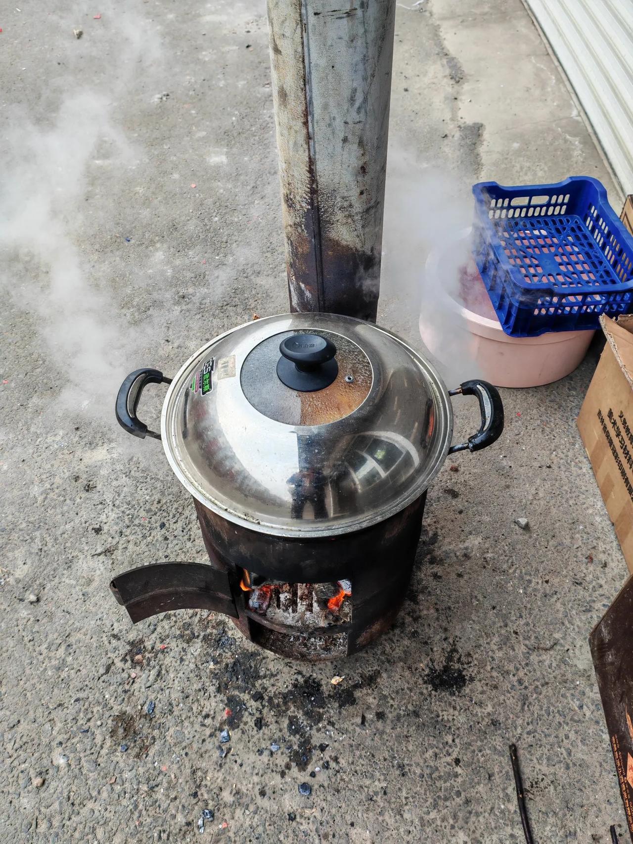 今天二月初二龙抬头，不吃猪头肉，不吃猪蹄子。杀了一只大鹅子，小铁棍炖上，八分熟时