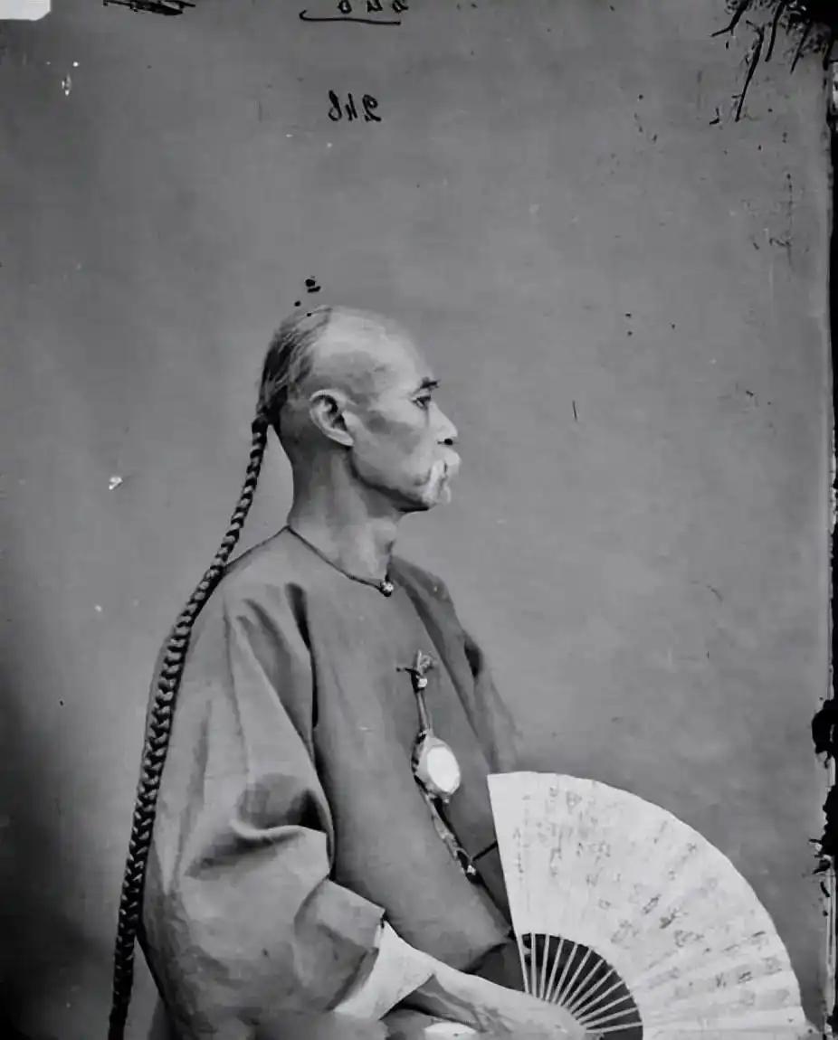 清朝人留辫子是祖宗家法？其实和满族原始传统的关系，没那么大。

你在清宫剧里看到
