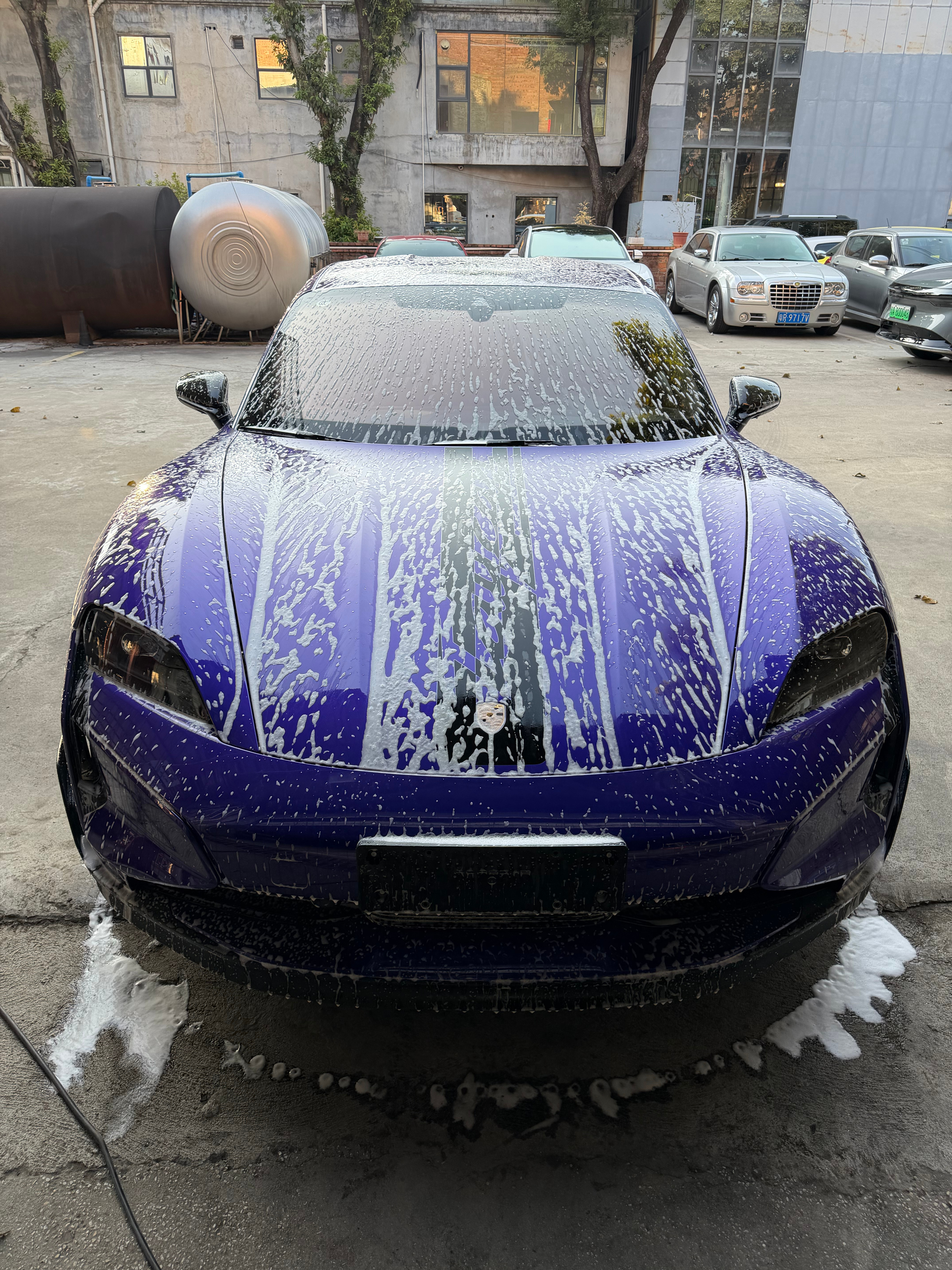 同事说，很久没见我洗过车了，而且是一台提回来半个月我还没开过的车