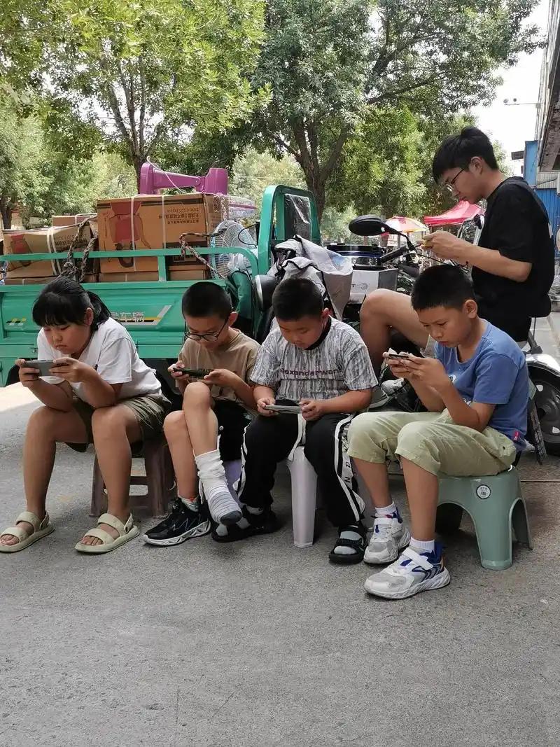 一段醍醐灌顶的话：
“初中三年不玩手机，就能甩开90%的同学。你必须跟一个100