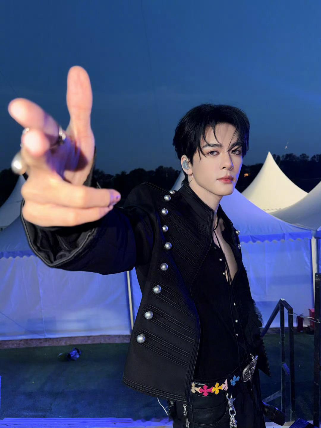 我靠。这张图好权威，视觉冲击力好强集颜值、造型、氛围感于一体的神图啊，张力拉满曾