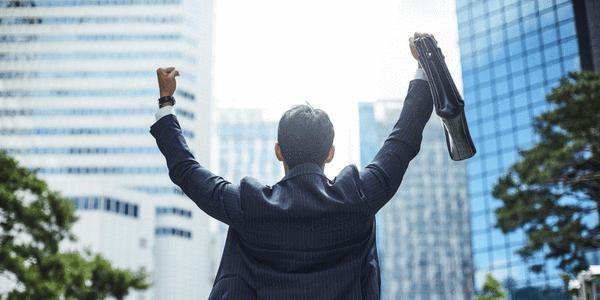 35岁+职场死局！我们都逃去卖保险了？
35岁+到底是职场人的墓碑还是保险行业的