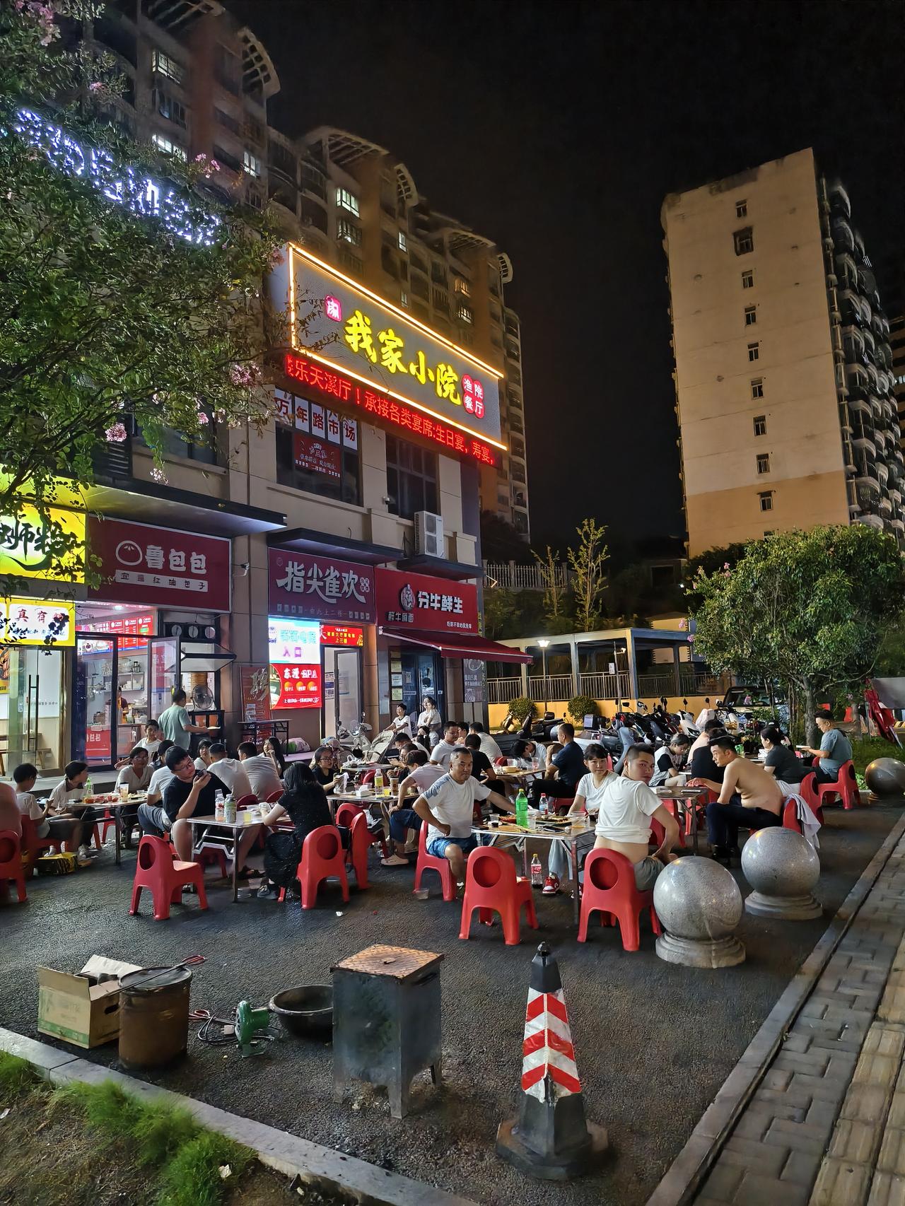 宜昌这里悄悄藏着一个微夜市！
港窑路立交桥附近，每到傍晚餐车云集，摊点排开，灯火