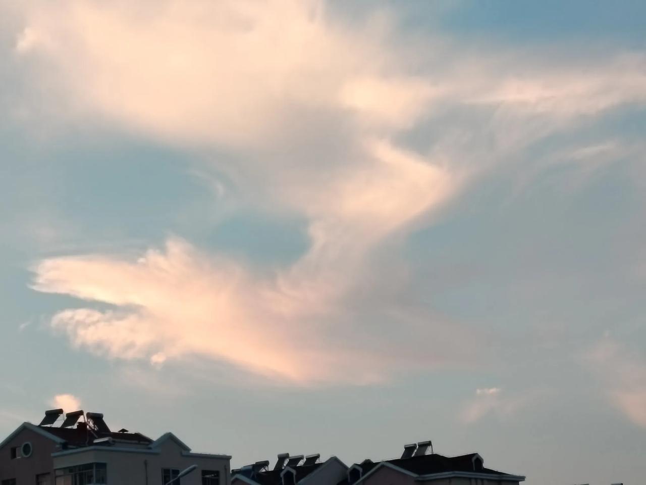 #想看看你相册里的傍晚#我很幸运，天空惊献龙头像，云朵如此美丽。
