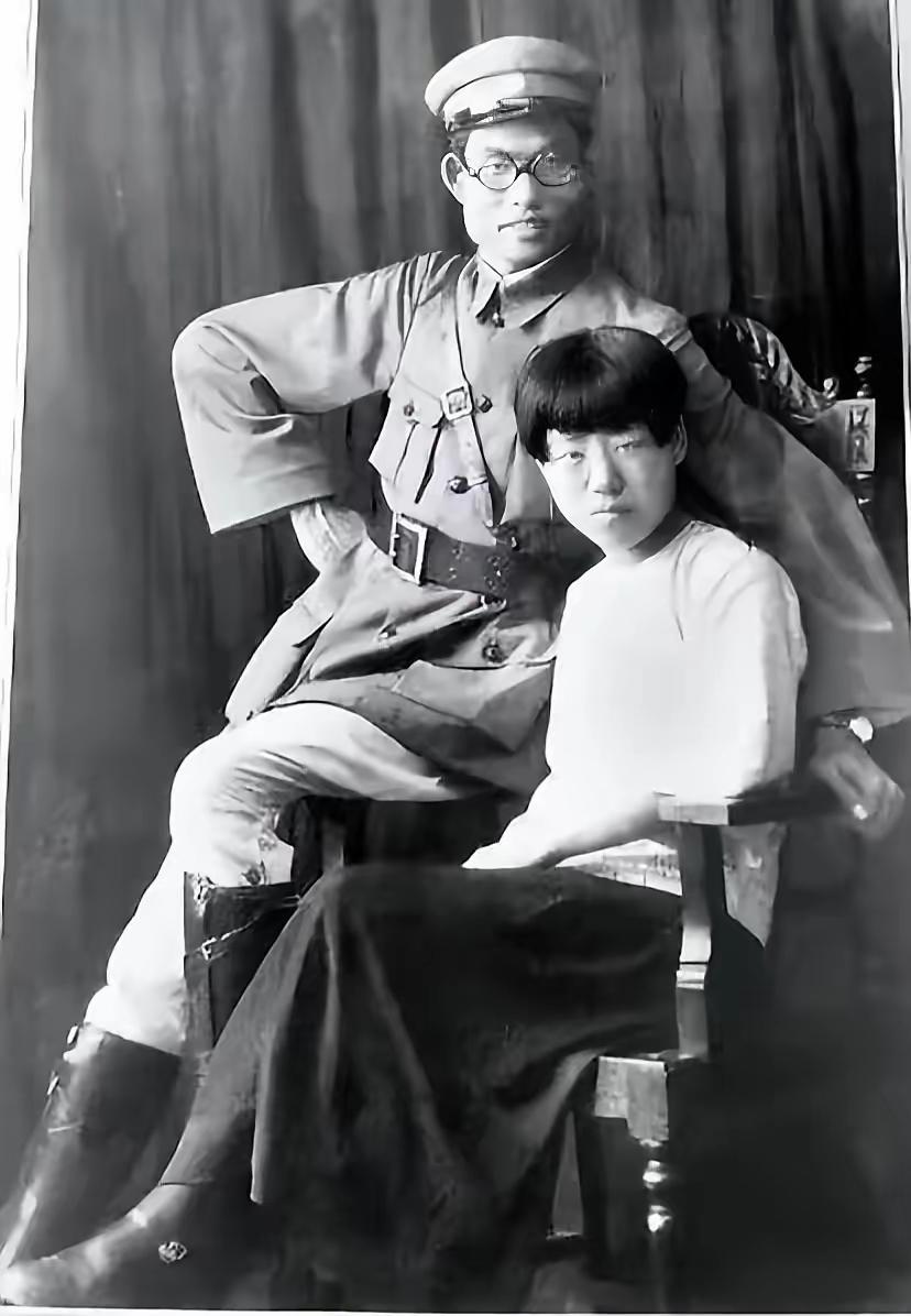 1940年，延安，朱仲芷主动跟丈夫萧劲光离了婚。那一年她已经是六个孩子的妈，和萧