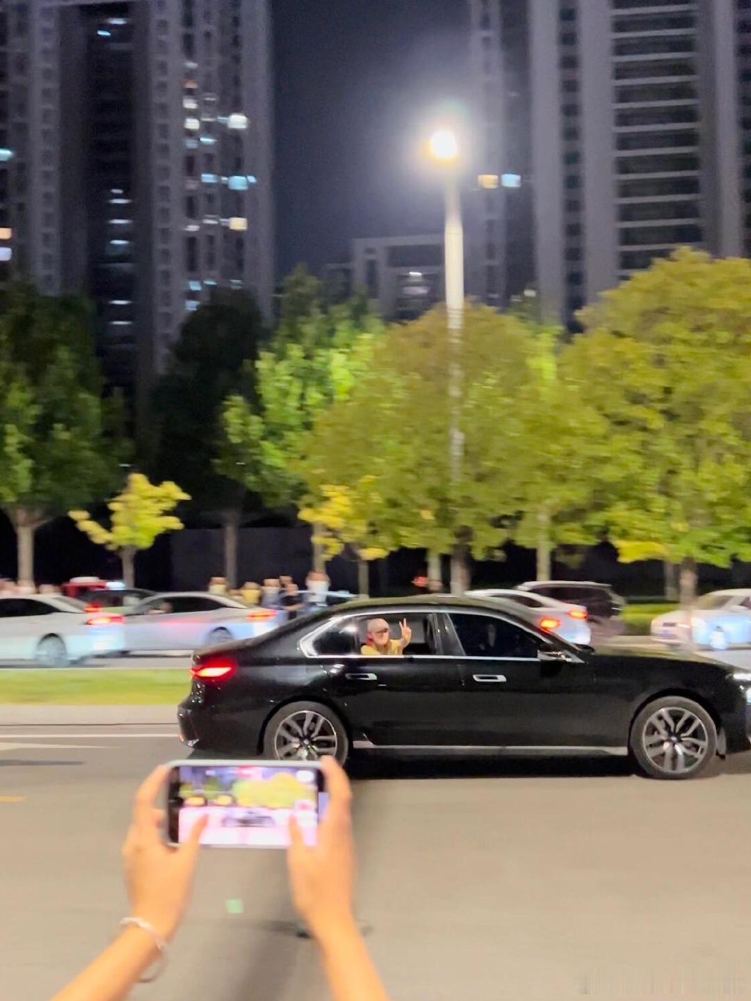 鹿晗车上和粉丝比耶太幸运啦，有粉丝等红灯时邂逅鹿晗，鹿晗大方开车窗比耶合照。他的