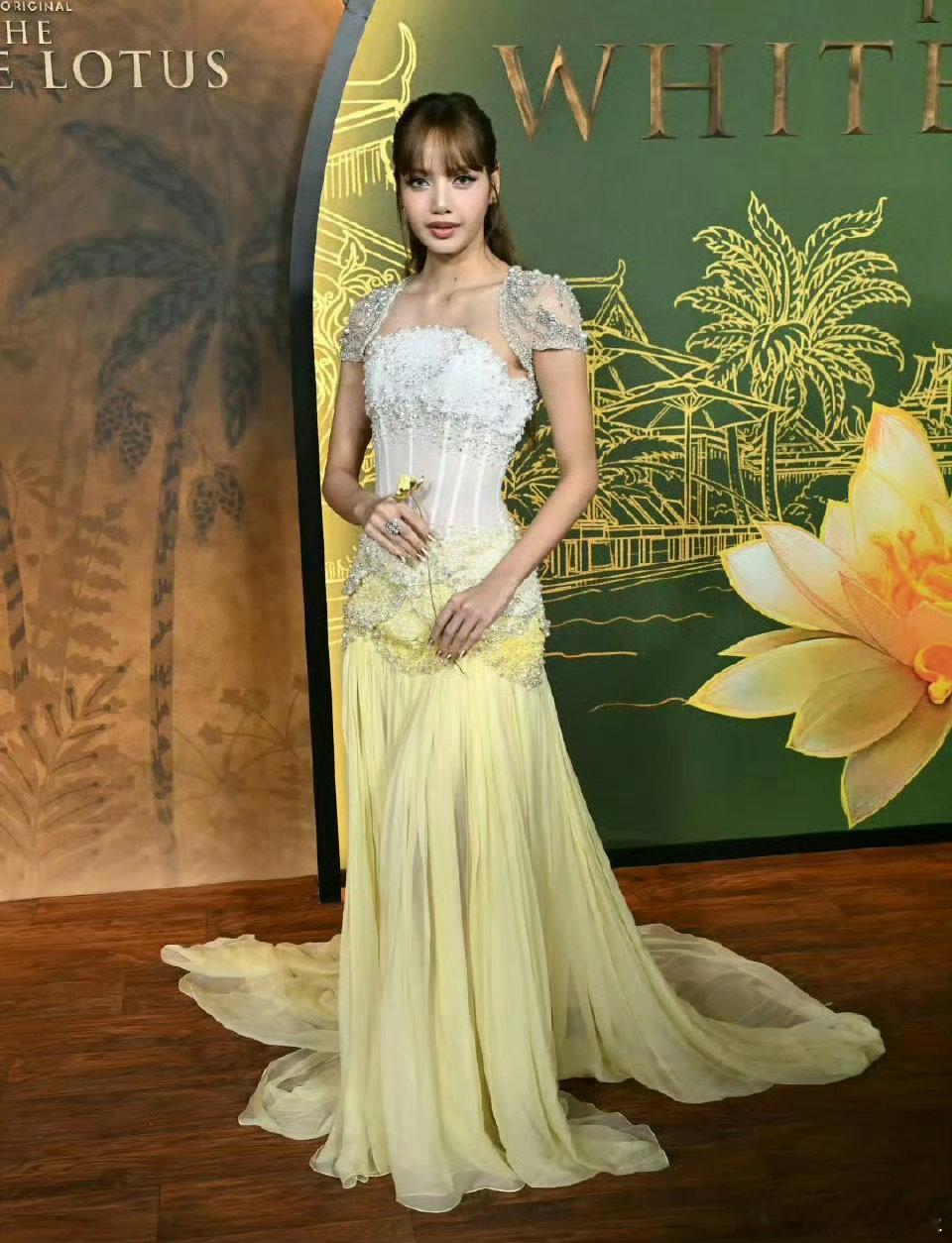 谁能想到，LISA在白莲花3首映礼红毯上，能把珍珠长裙驾驭得这么绝，每一步都踩在