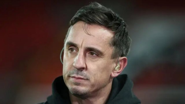 加里-内维尔日前作客播客节目Overlap，并质疑了球员在球袜上剪破洞的做法。内