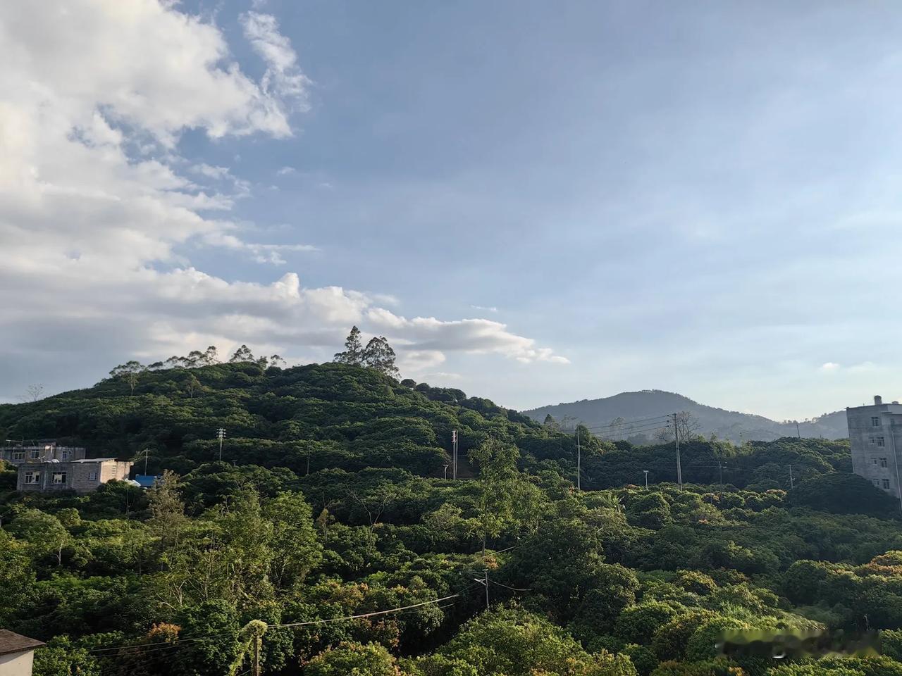 农村的天空很美：云卷云舒，天地一片。还家乡的天空美 家乡的天美景 家乡随拍景色 