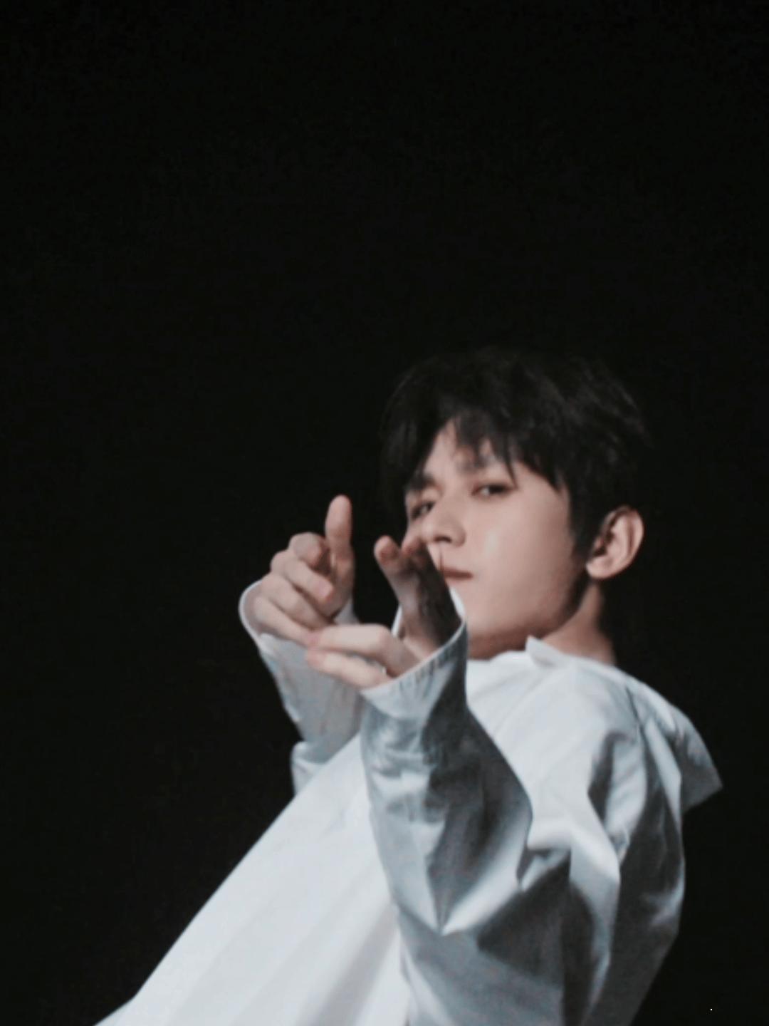 成毅GAP这个镜头绝了，感觉瞬间被击中心脏！成毅简直是跳舞天才，节奏感满满！ 