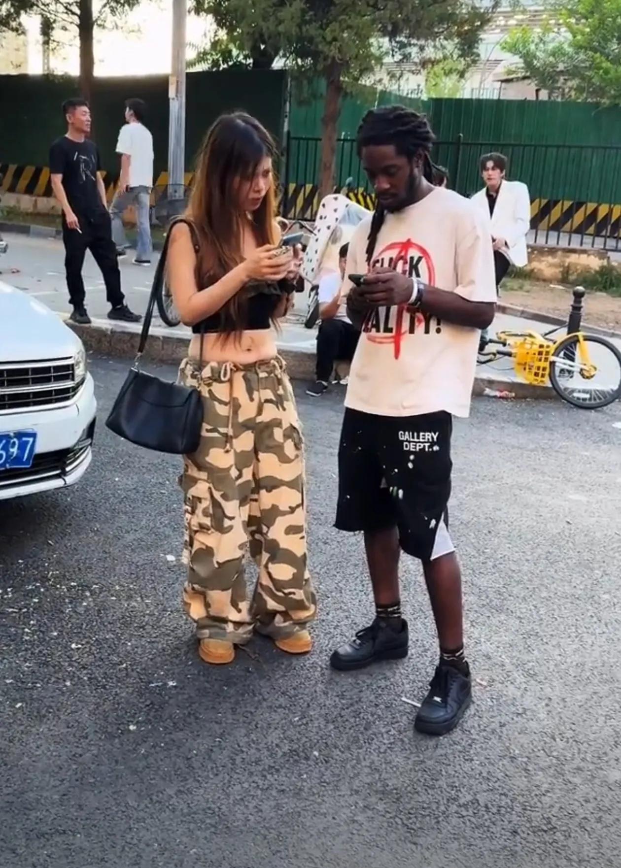 光宗耀祖，小姐姐带着黑人男友坐出租车回家了！