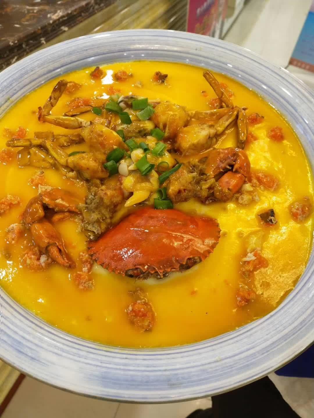 出去旅游，吃当地的特色，当时吃很好吃，但是很快就会遗忘。
但是你去过的景点却永远