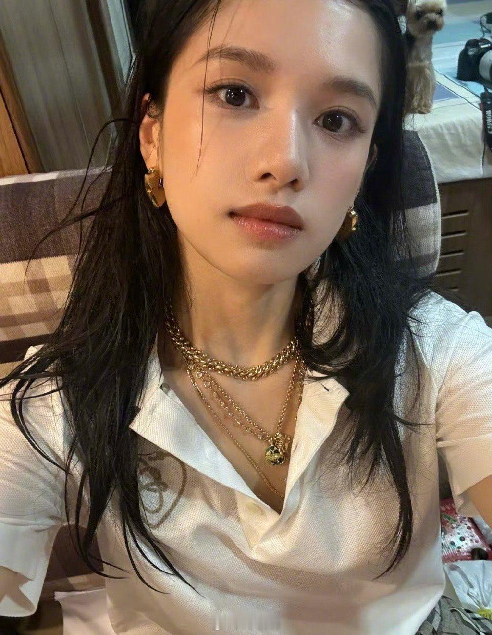 张婧仪出片速度有这么一张脸，随手拍都很权威 ​​​