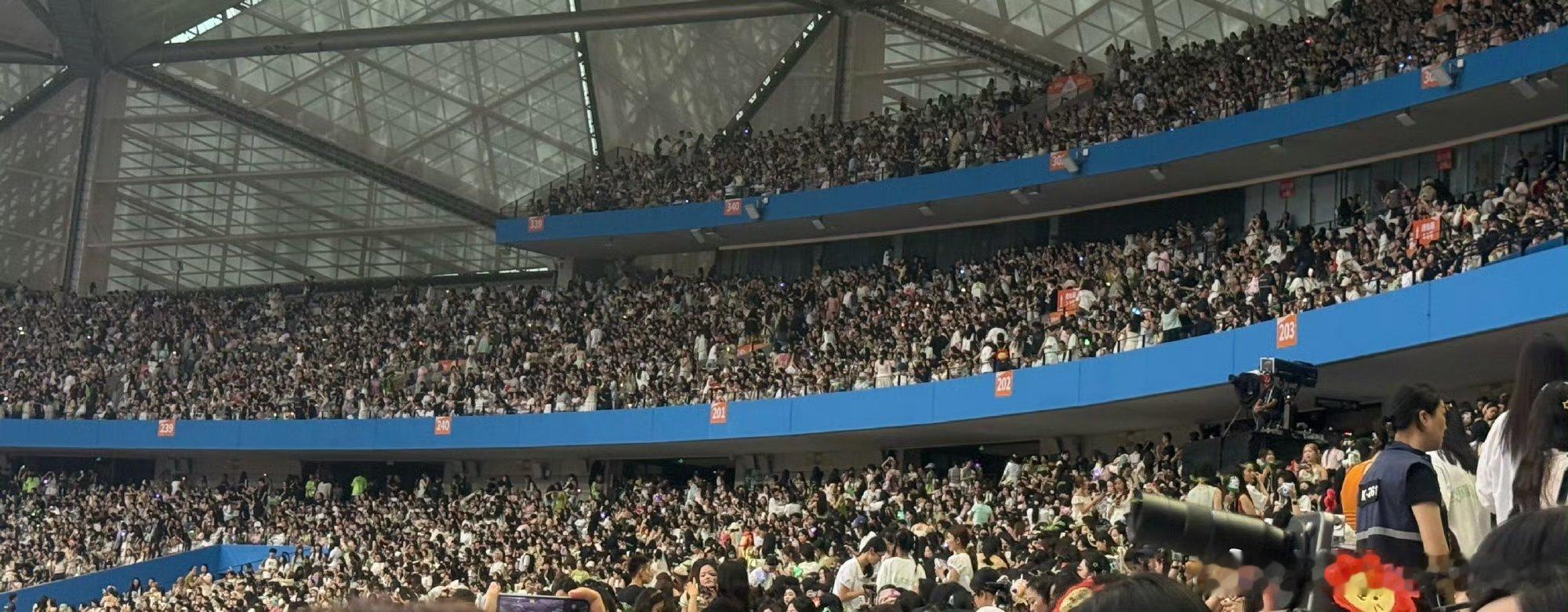 王源新生代体育场巡演断层领跑王源演唱会爆满王源新生代体育场巡演断层领跑，这现场人