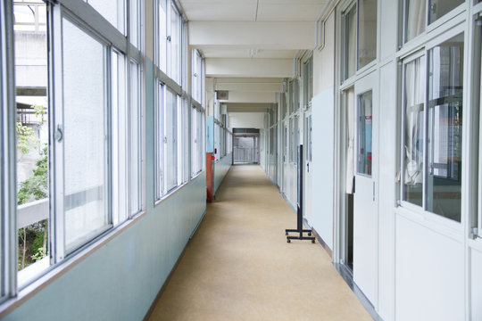 【9岁孩子课间撞断两颗门牙，索赔4.3万、四方被告，湖南邵阳法院判自担六成责任，