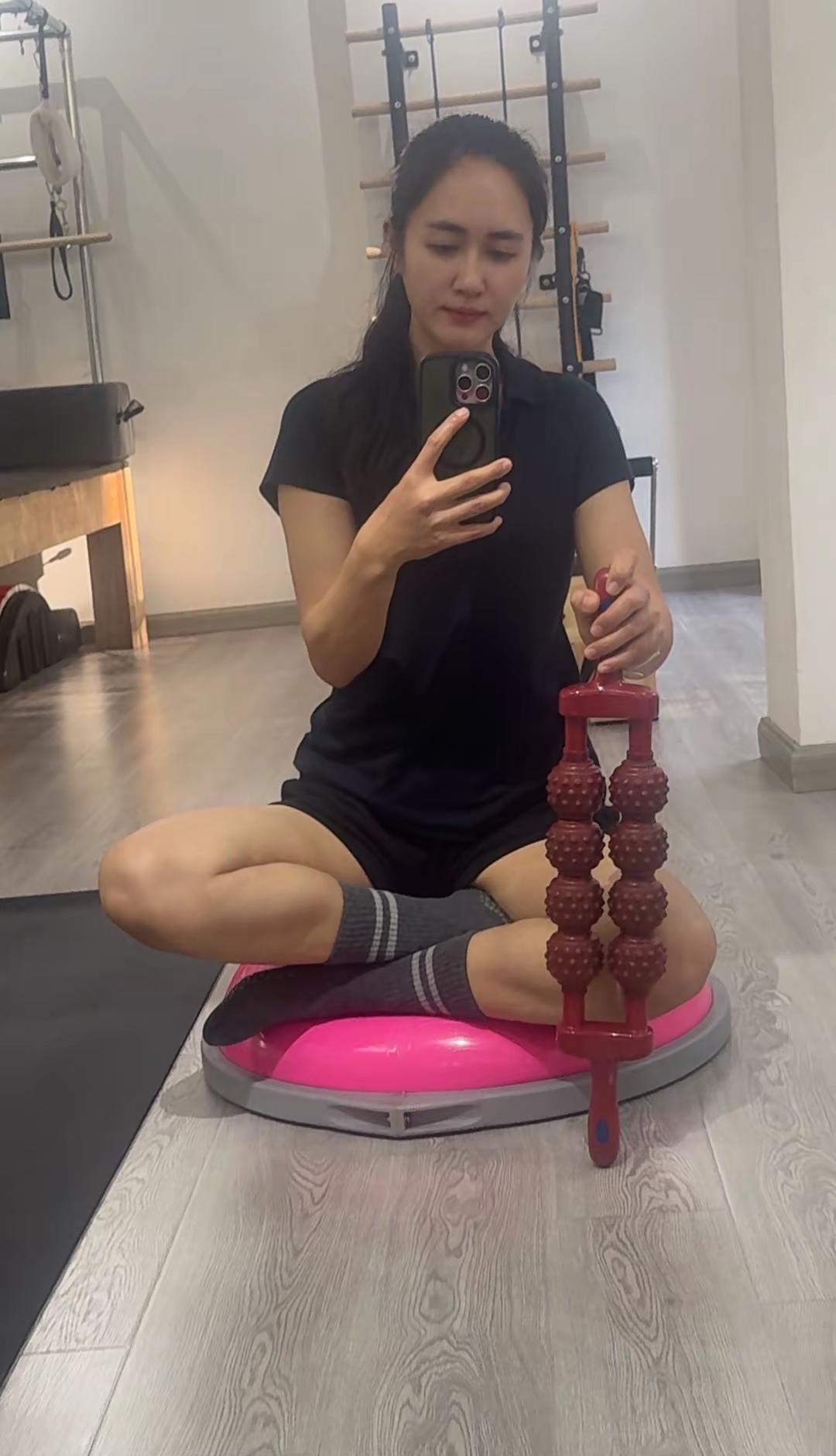 你不是在练普拉提，你在修自己。
头往前探、肩膀内扣、屁股一撅——这三样，不是懒，