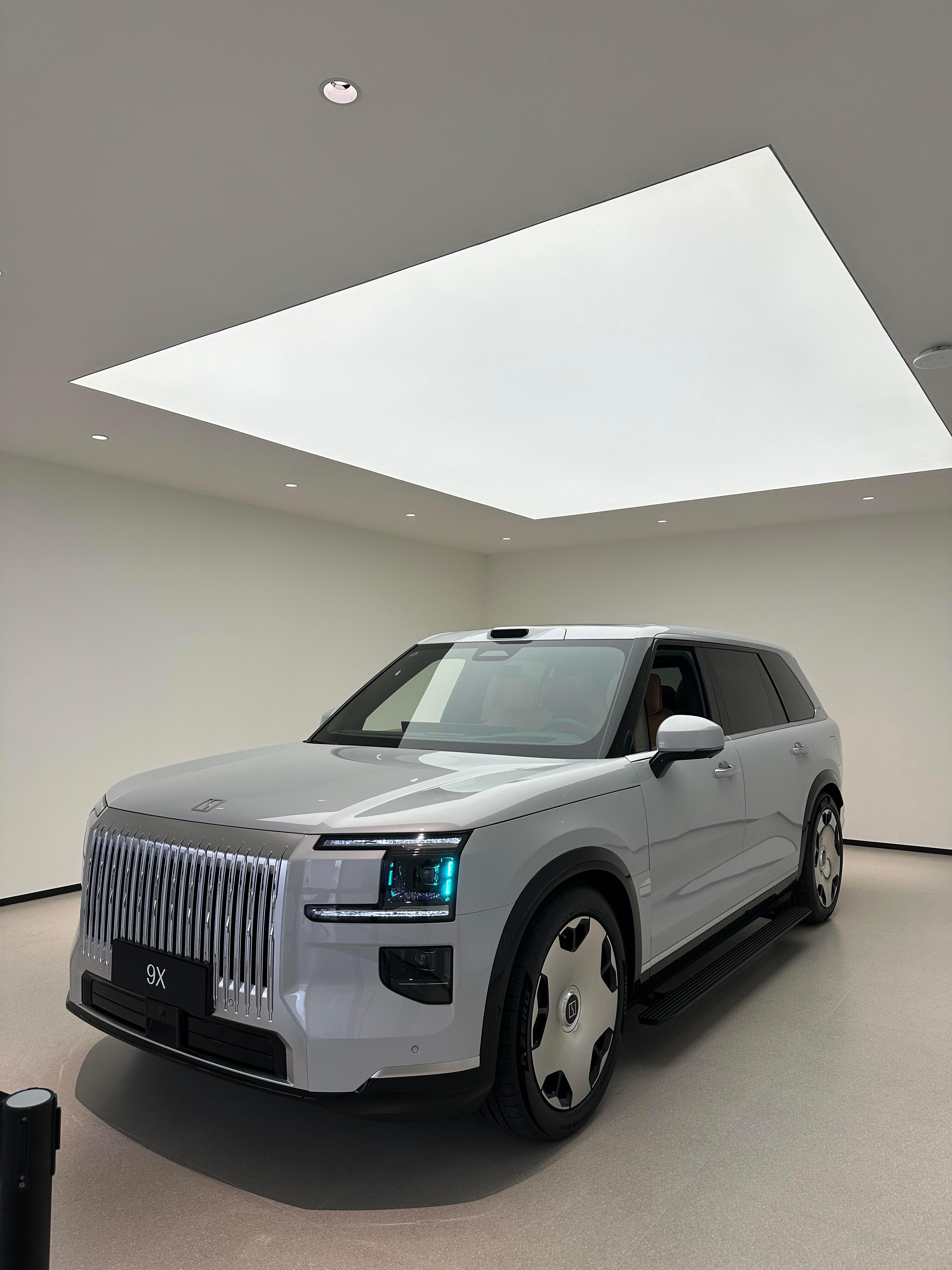 一眼就沦陷的车，白月光来了！这台极氪9x的配置外观太豪华了，银色的西装暴徒啊～ 