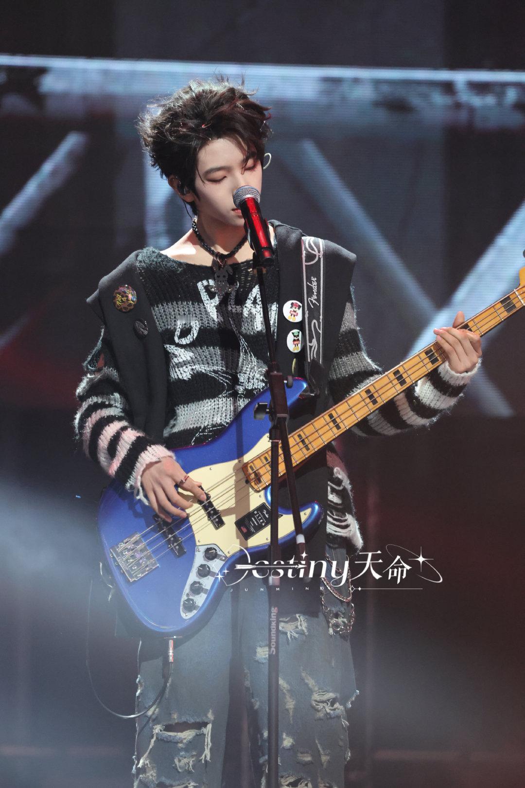 陈浚铭大背头如此权威这也太帅了吧，背头贝斯手撕漫男来的吧！ 