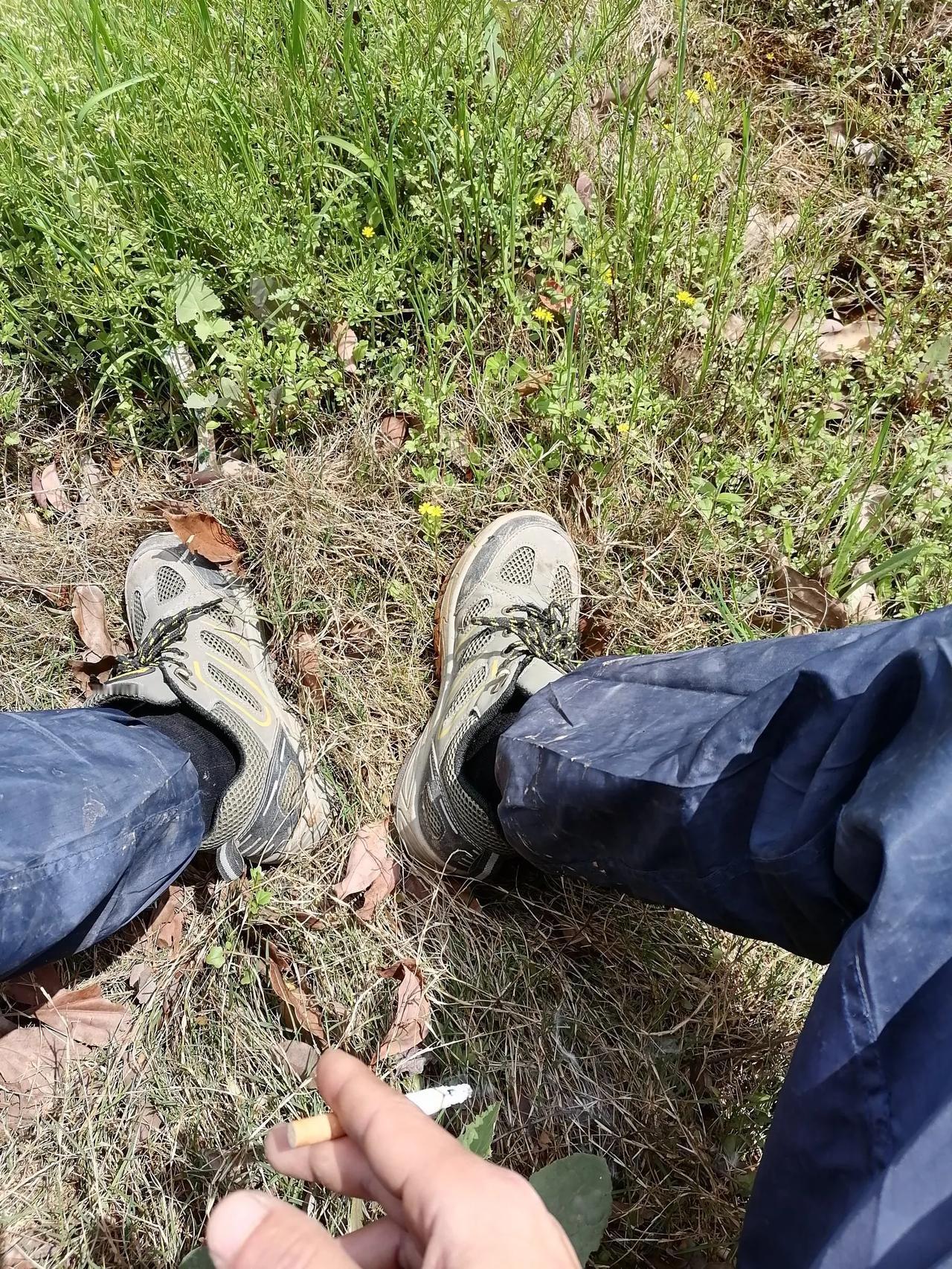 大家好，我是水电工星仔，这里降温突然，晒在太阳下，爽。