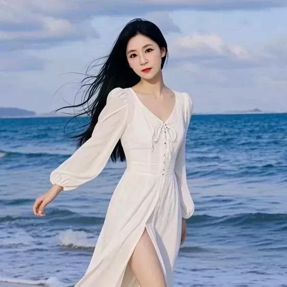 海边的风吹动裙摆，你轻轻舞动着身姿裙摆上的阳光 晚风轻拂水面 裙摆很美很美 海边