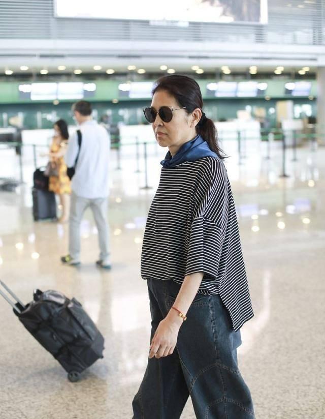 瘦下来的倪萍穿搭品味直线上升，条纹衫搭配宽松长裤，减龄效果拉满还格外潮流。 ​​