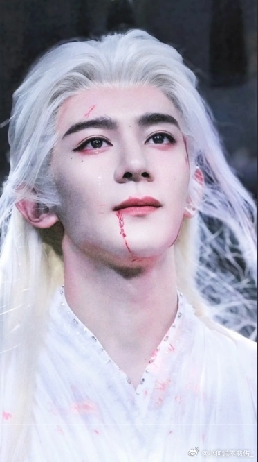 夏之光新剧定档海报夏之光柳为雪夏之光这次演的狐妖太绝了！白衣白发带血痕，破碎又倔