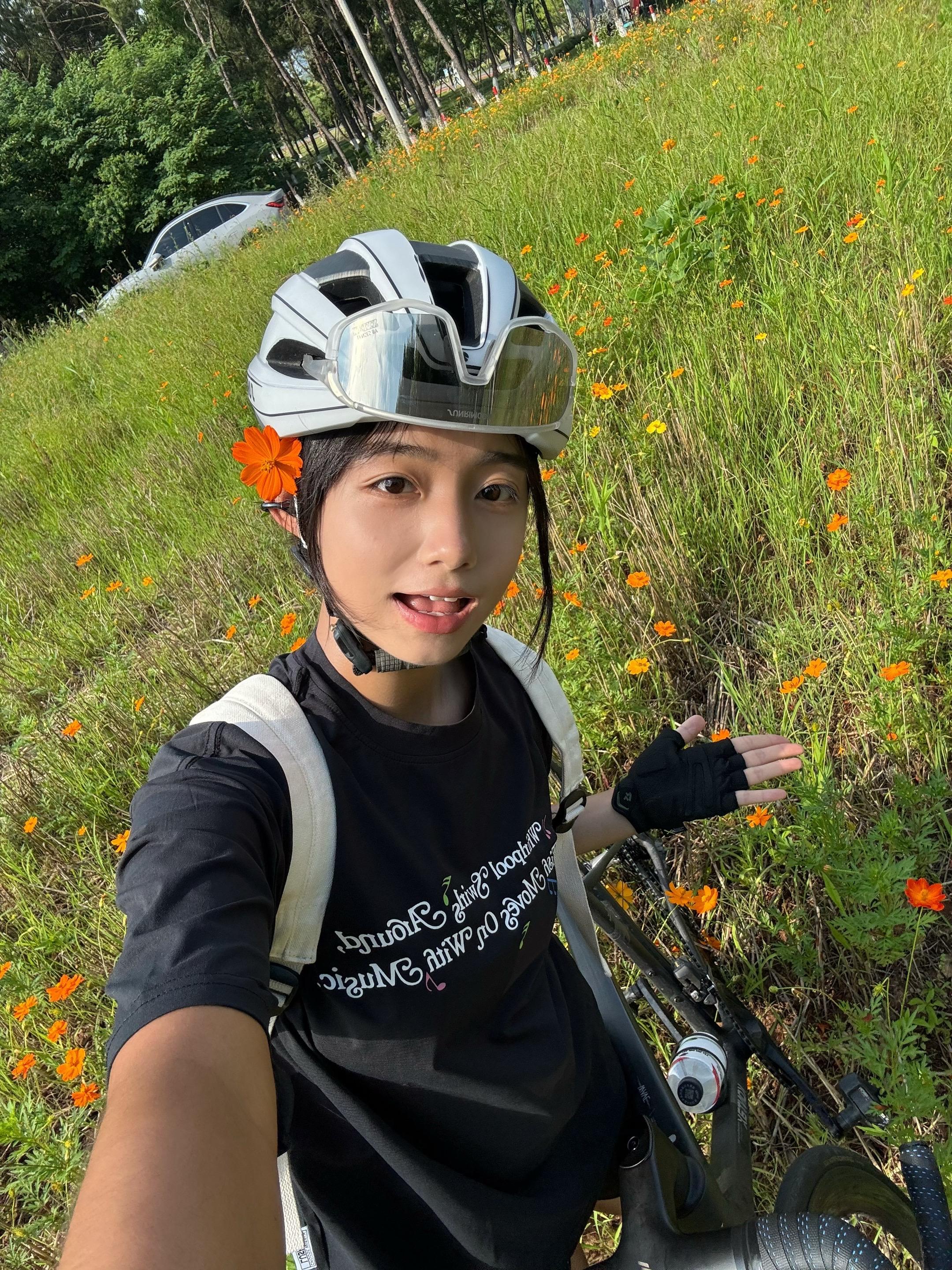 阳光连同幸福一起穿过我的瞳孔