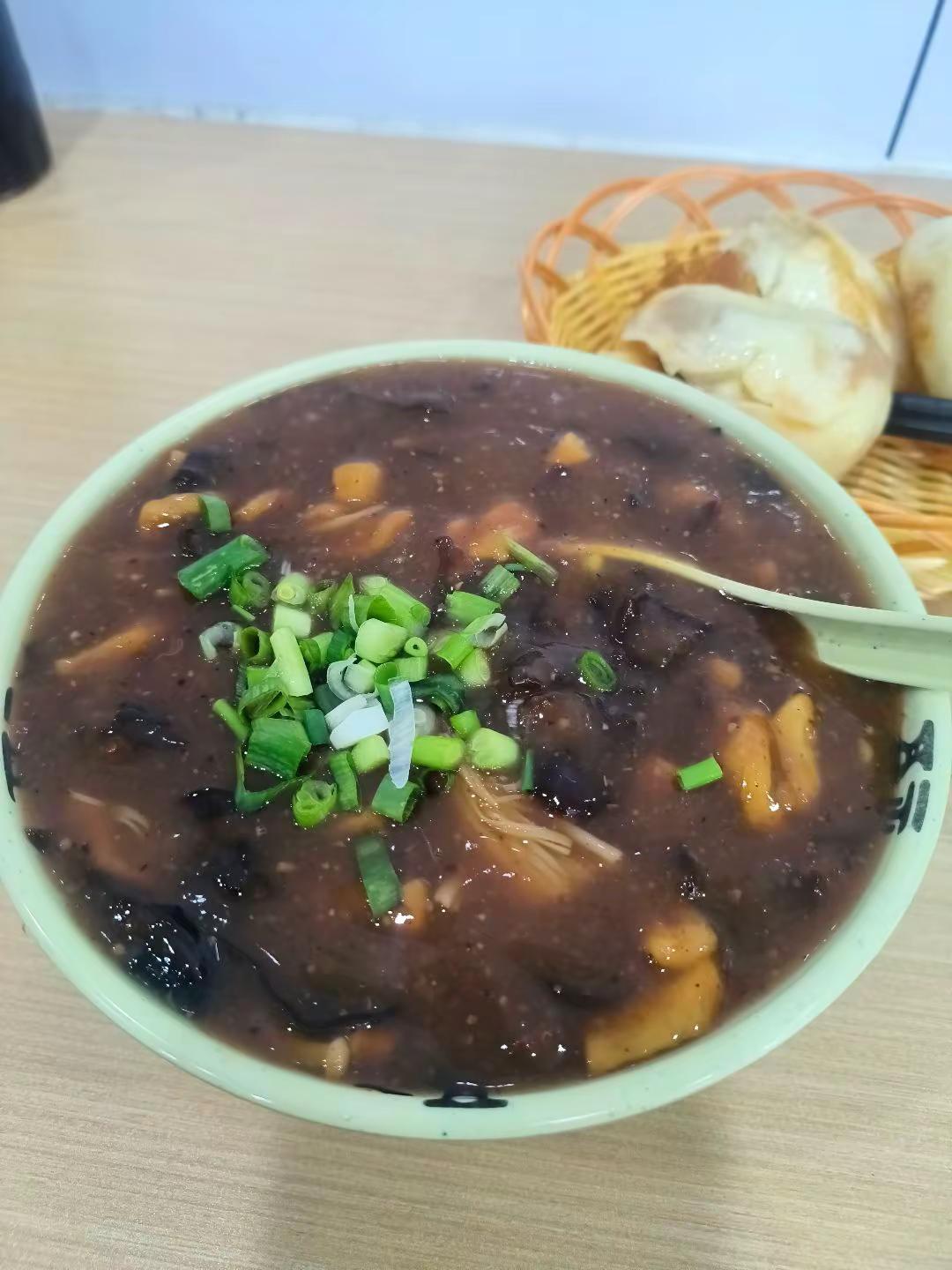 😋口味：要了一碗胡辣汤和三个水煎包，牛肉馅儿的。先说胡辣汤，胡辣汤应该做的时间