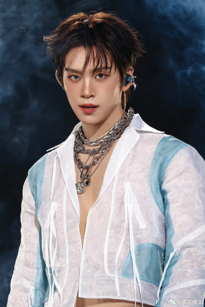 余景天内娱rapper上新了救命！余景天超级巅峰之夜《BITEME》首秀太野了！