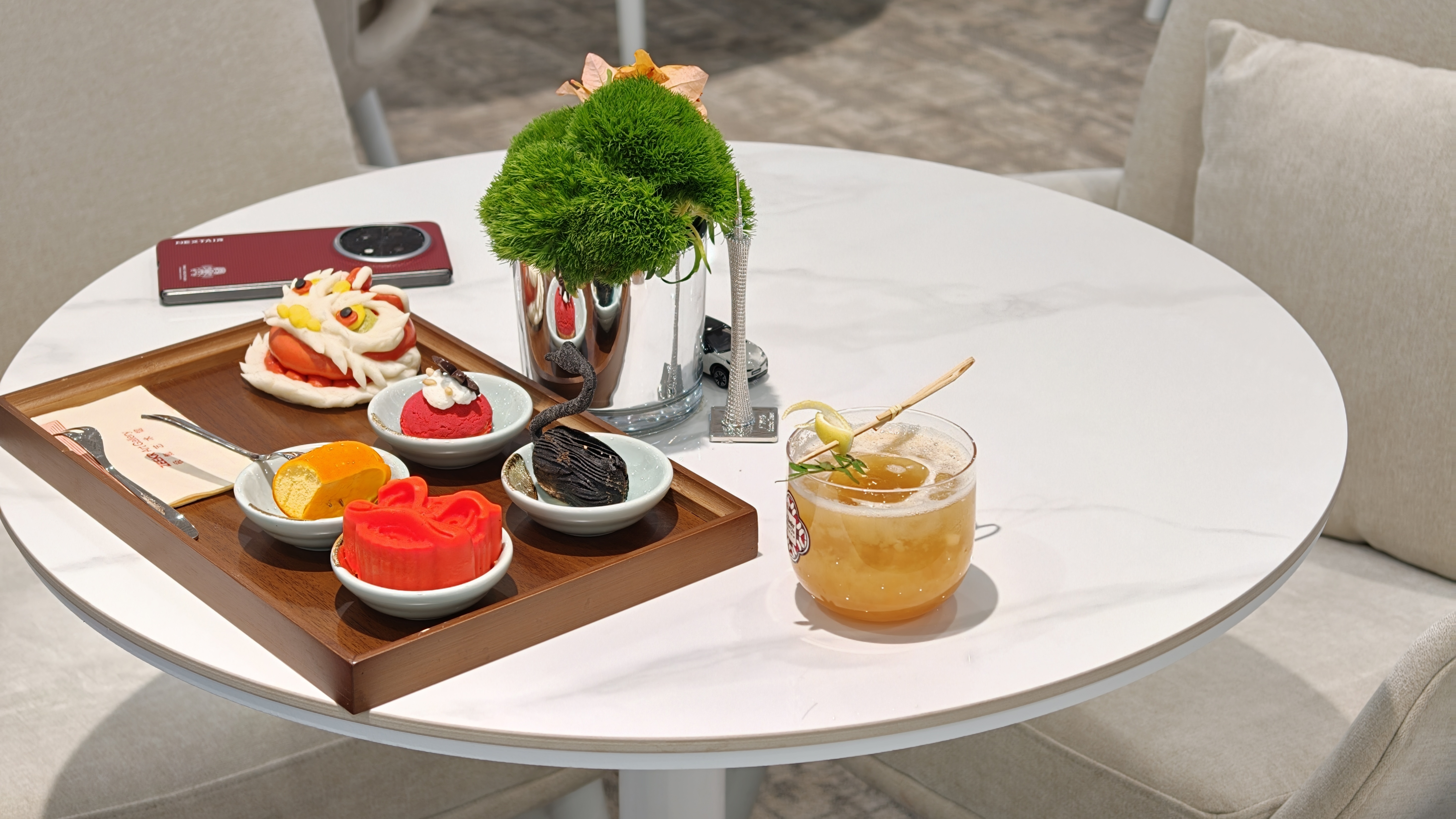 据我所知，广州车展必然有很多品牌做些「不一样」的，但是 这个就有点「过分」了hh